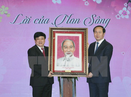 Chủ tịch nước Trần Đại Quang tặng bức tranh chân dung Chủ tịch Hồ Chí Minh cho Đài Tiếng nói Việt Nam.
